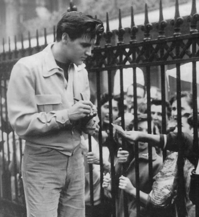 Elvis at the gates of Graceland