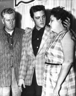 Elvis and parents at the U.S. Army induction center